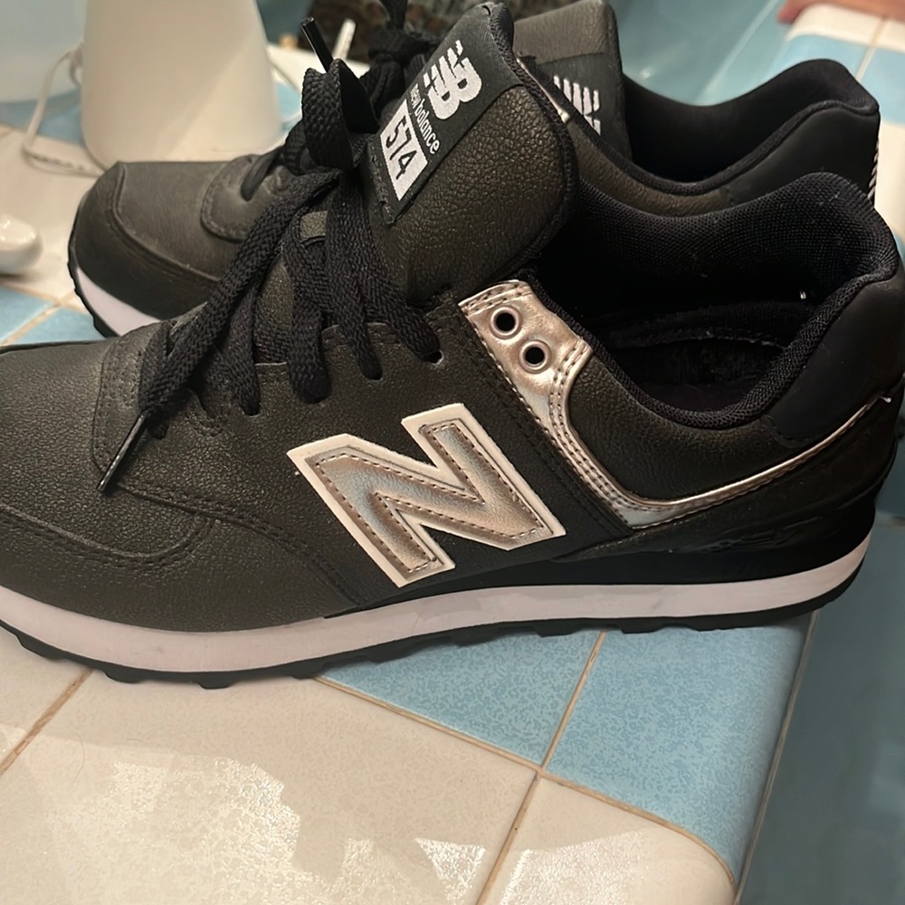 New never worn ( no box or tag) NB 574 women’s 6.5 shoe - black and metallic
